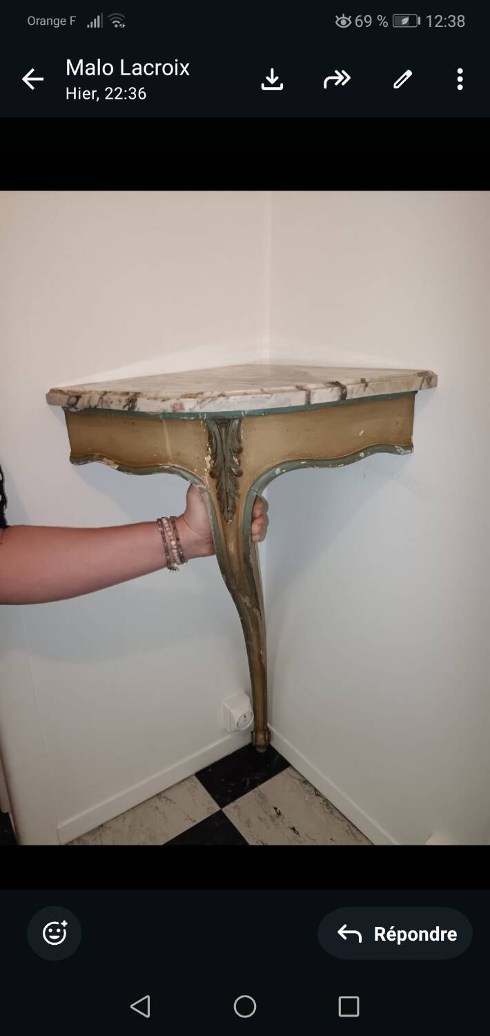 Golden wooden corner column and marble