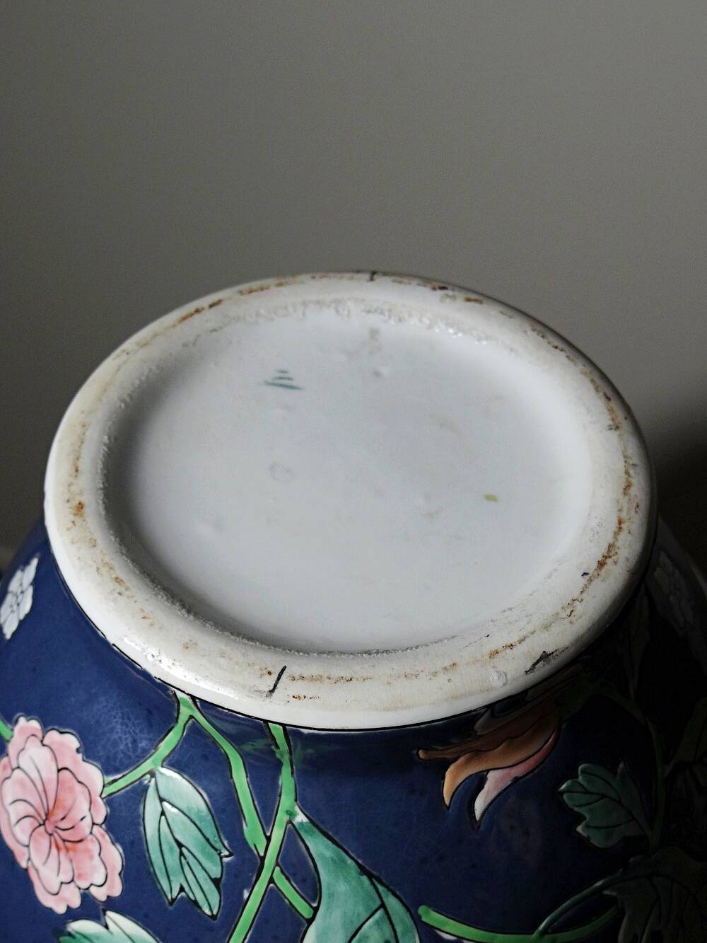 Large baluster vase in Chinese porcelain with vintage floral decoration from the 1970s-80s.