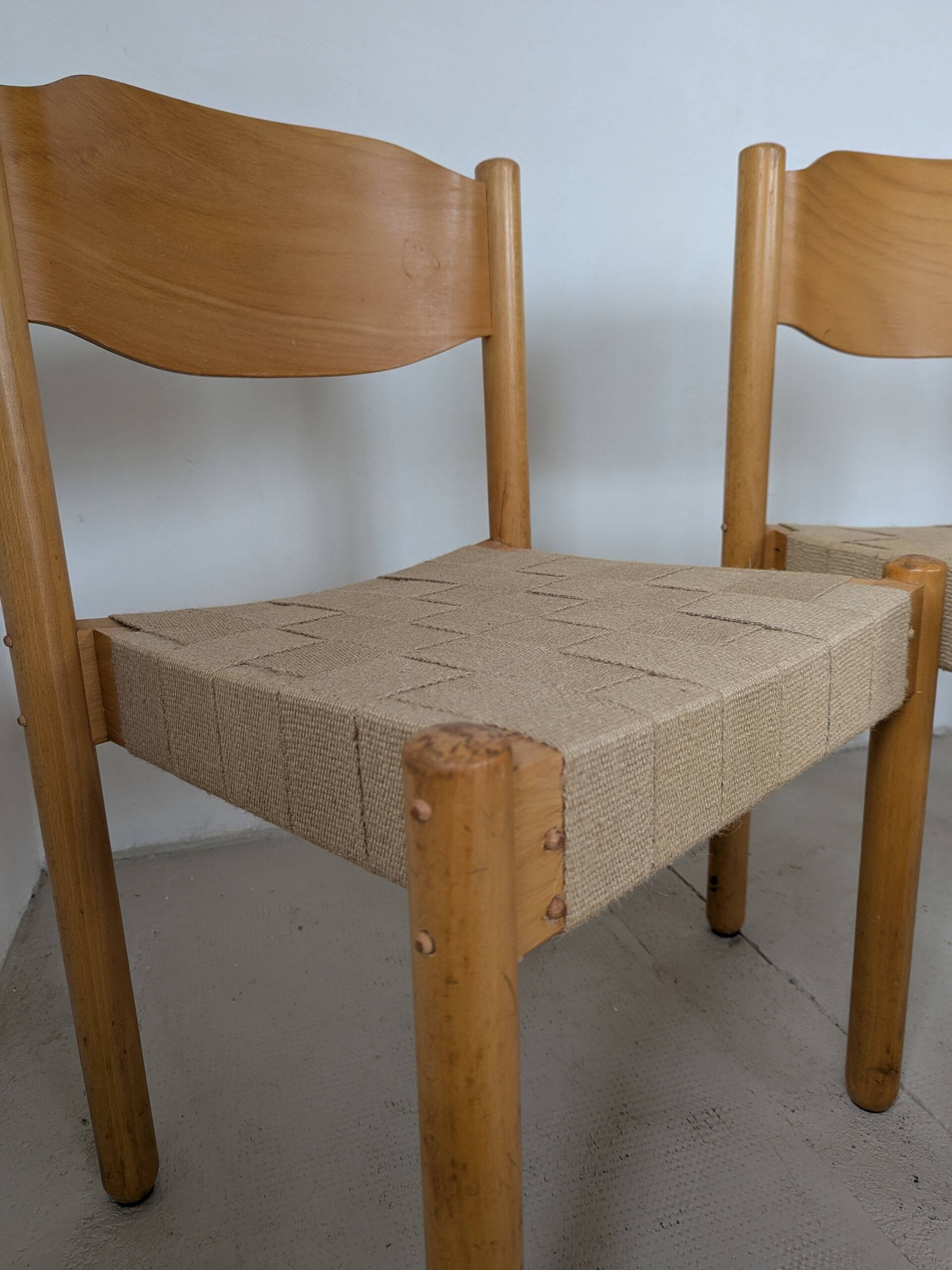 Set of 6 stackable chairs in beech and jute.