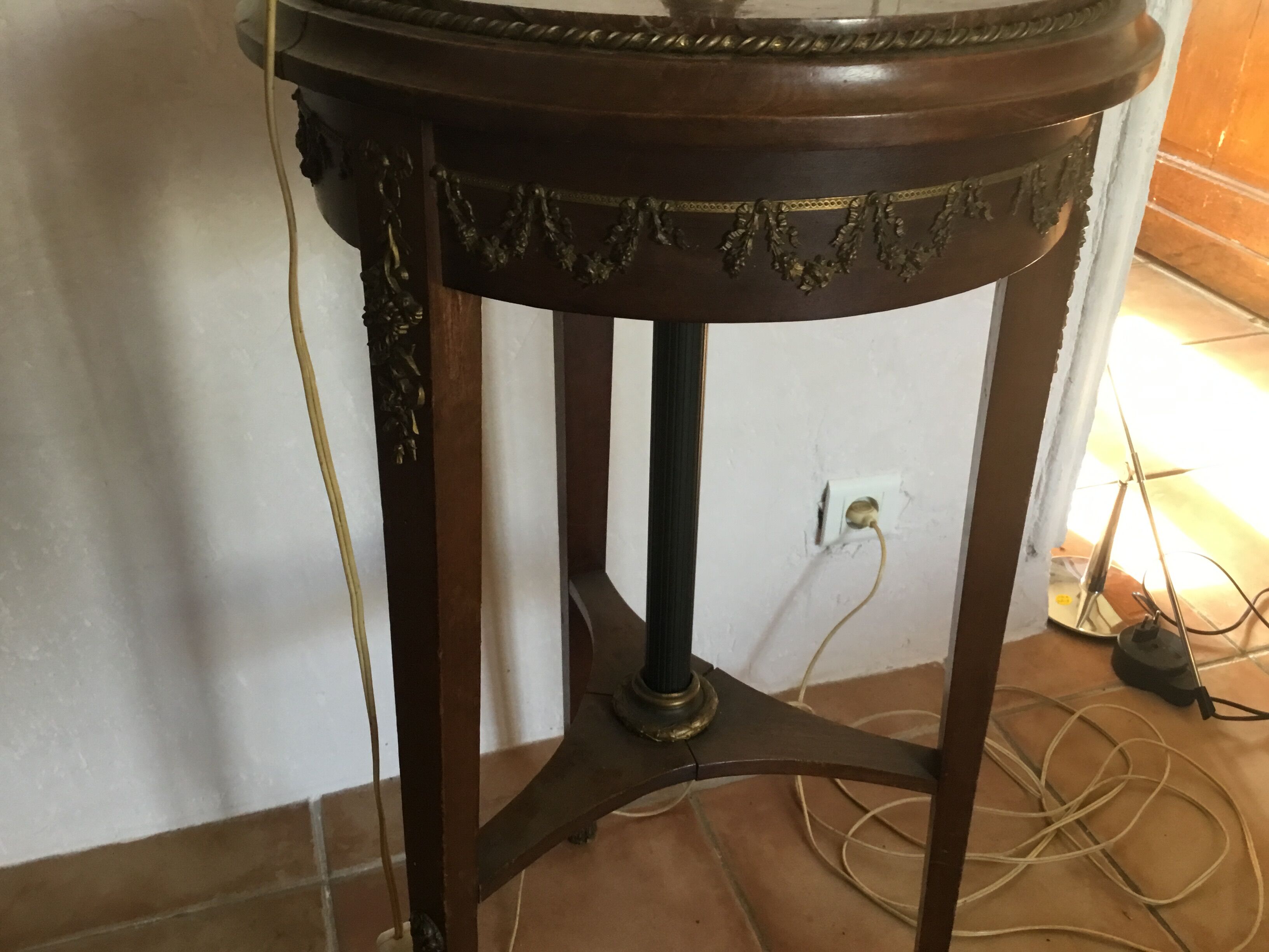 Healing-Lampadaire Side table decoration in bronze head and feet of goats