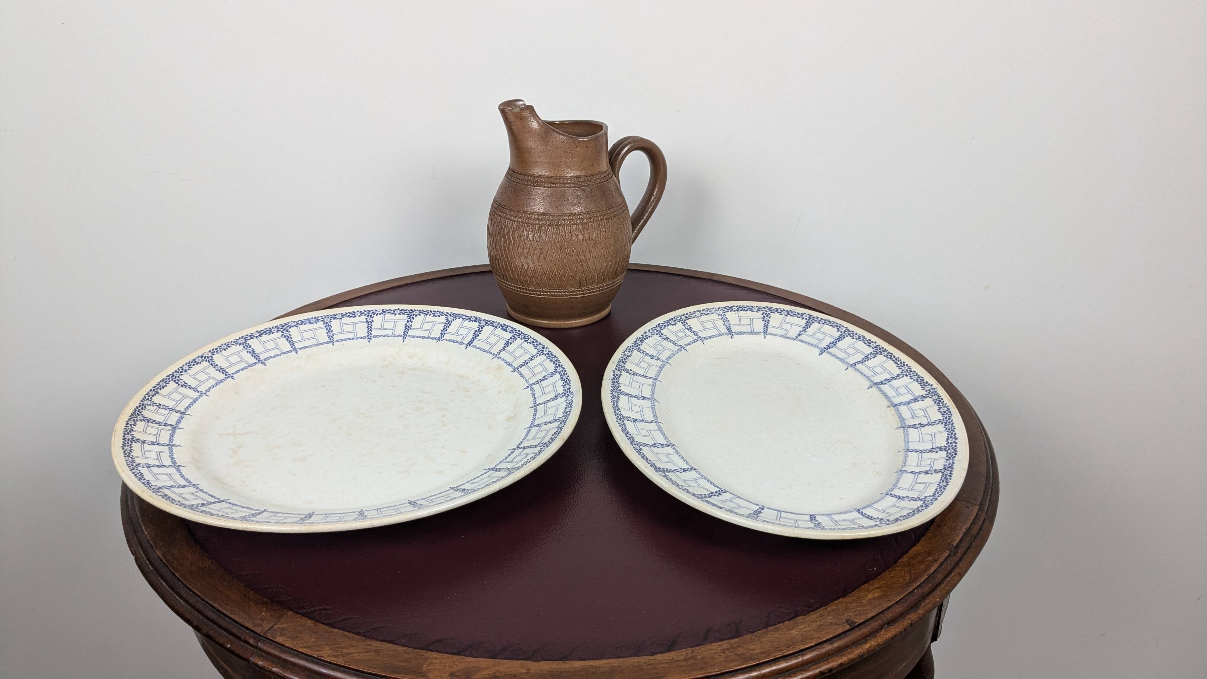 Paire de plats en faïence des Nouvelles Galeries, modèle Marly