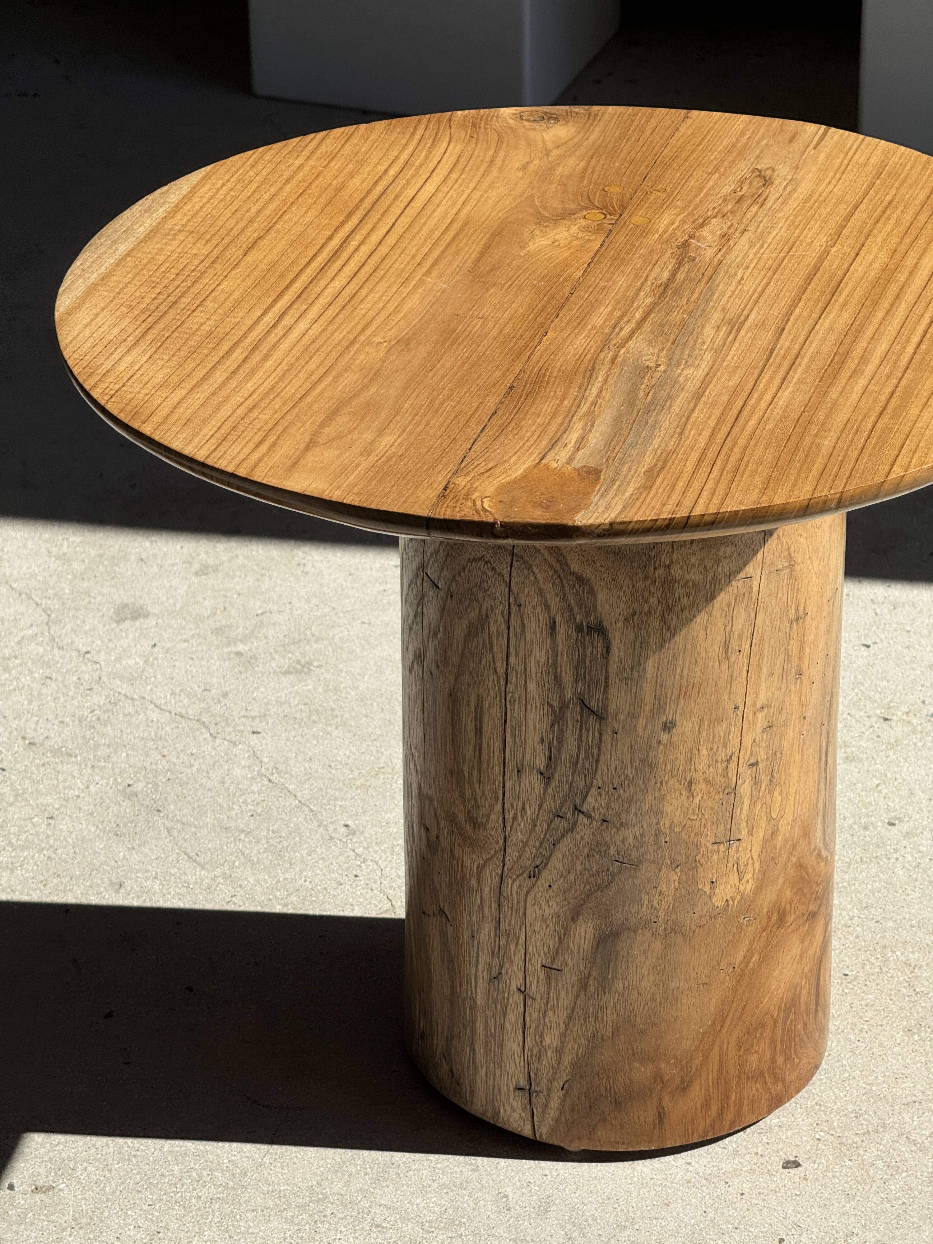 Side table in solid teak with a circular top, column base H51.5 D50.