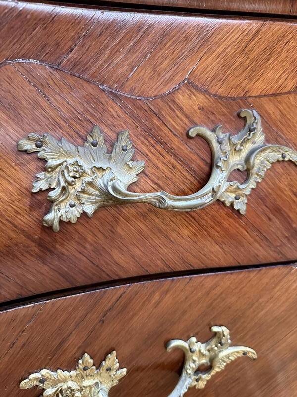 Commode sauteuse de style Louis XV en marqueterie