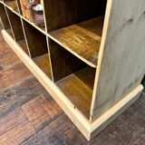 Ancien meuble de métier avec casiers