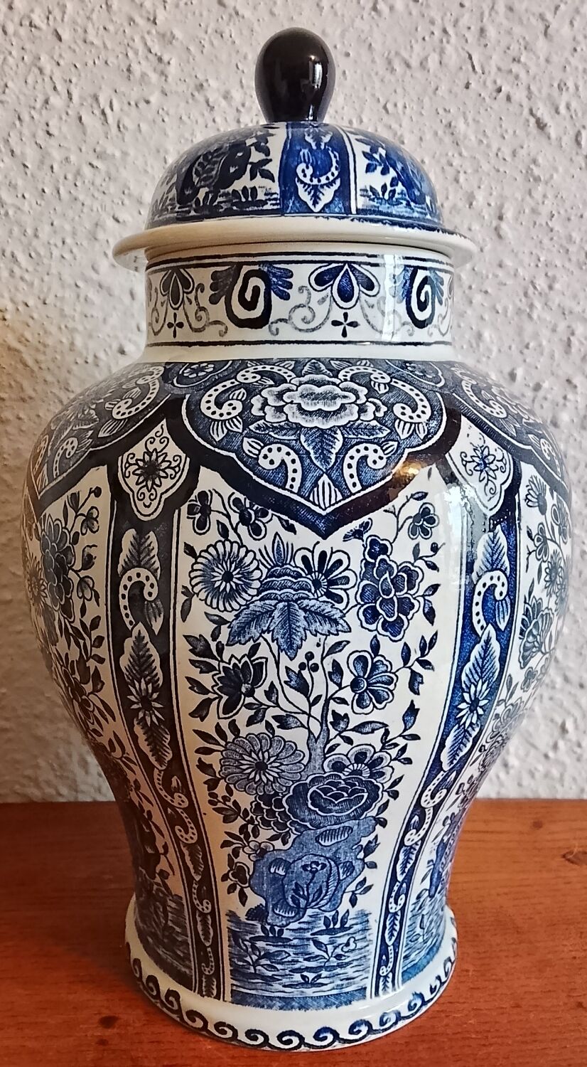 Vase with lid by Boch Delfts