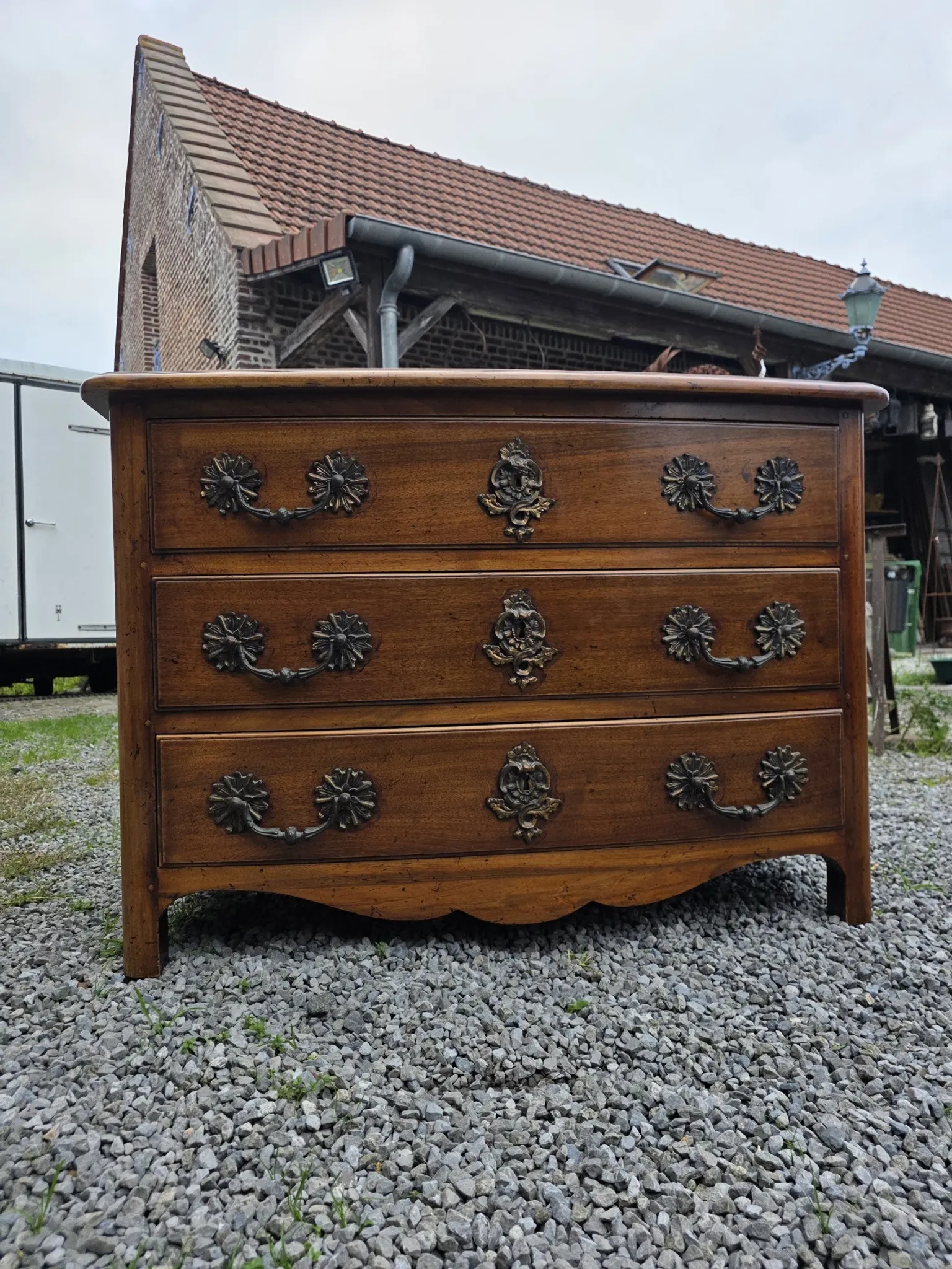 Commode galbée style Louis XV en noyer massif 