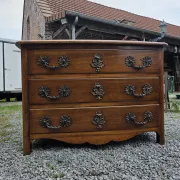 Commode galbée style Louis XV en noyer massif 