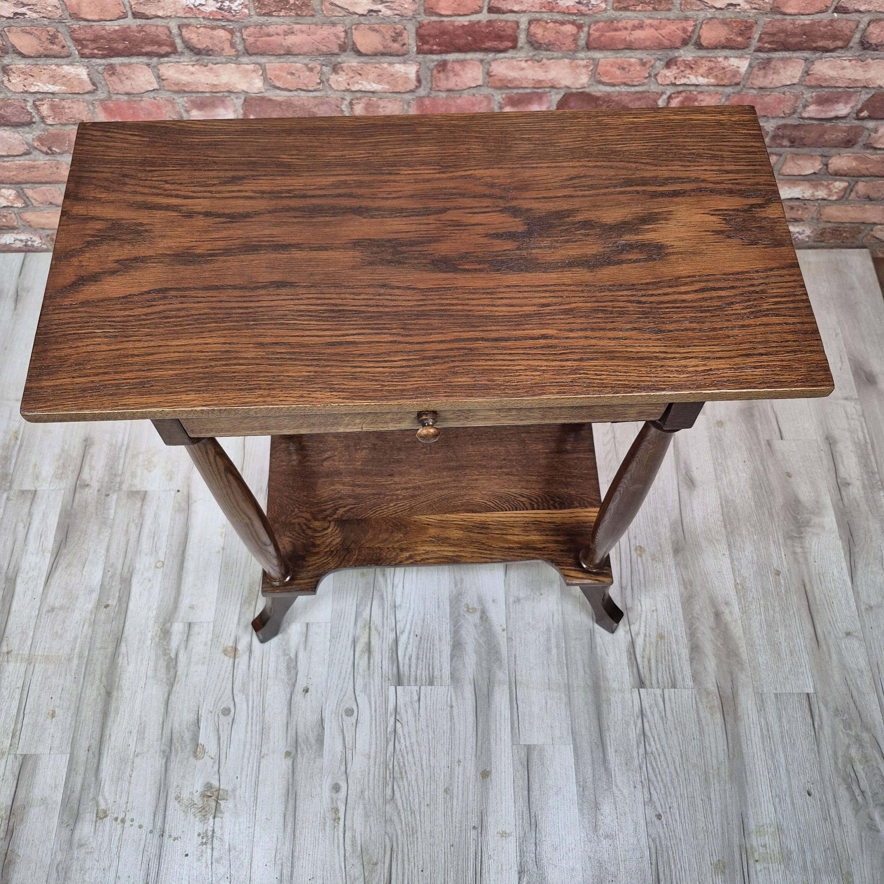 Table d'appoint en chêne ancien avec tiroir, vers 1900