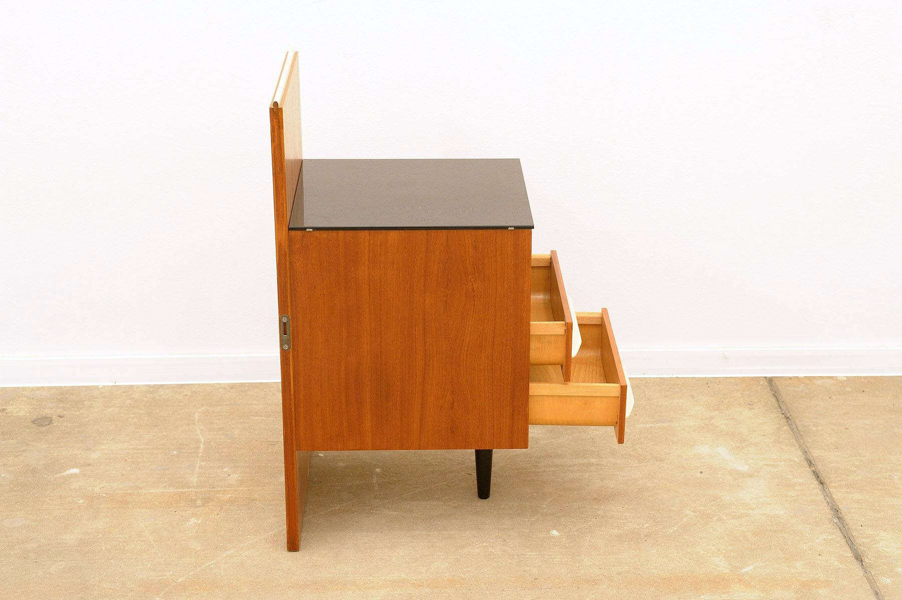 Table de chevet du milieu du siècle entièrement rénovée par Mojmír Požár, années 1960, Tchécoslovaquie