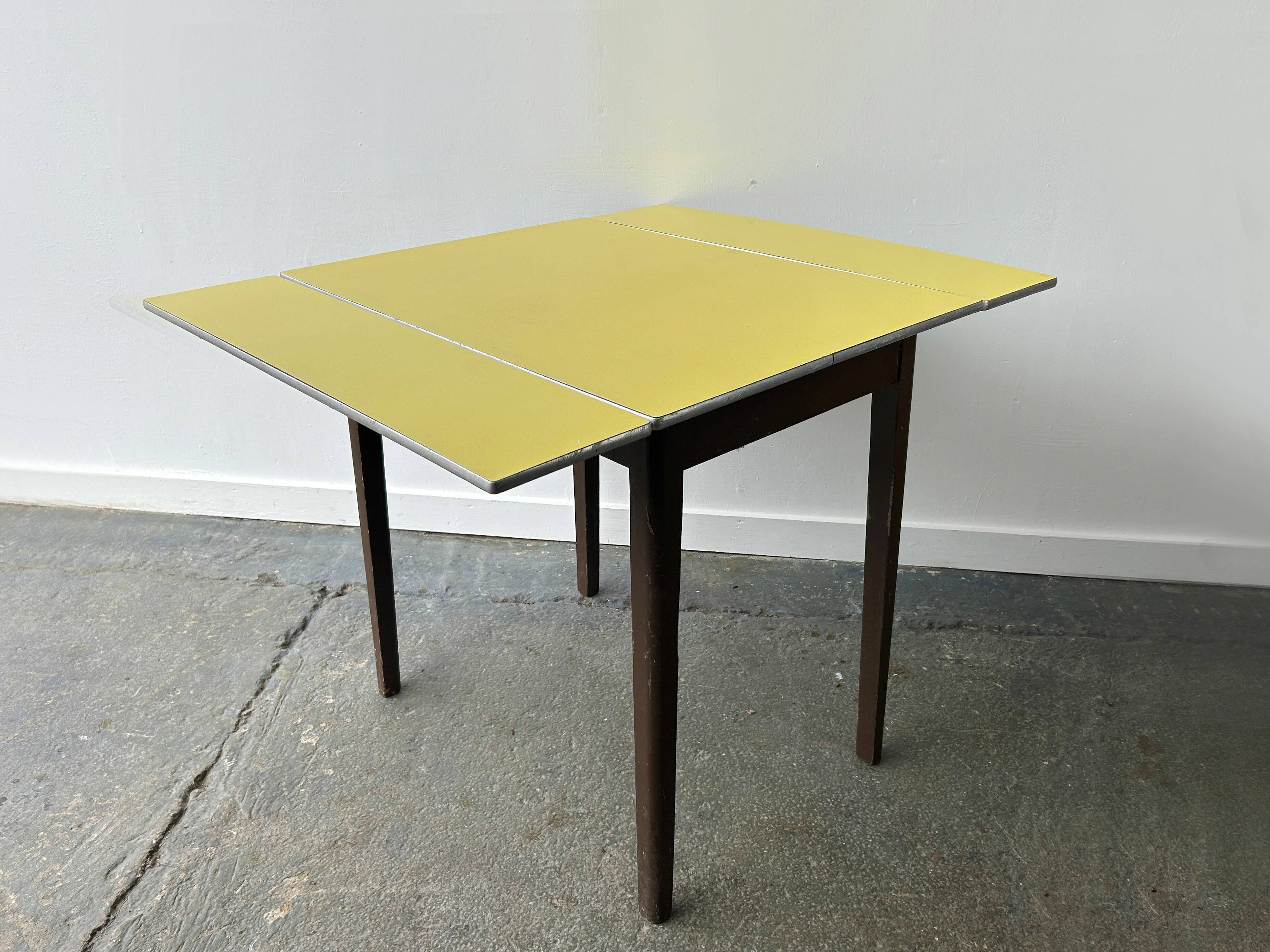 Mid-Century vintage 1960s dining / kitchen / Formica drop leaf table