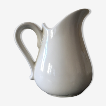 Broc in white fire porcelain with large spout