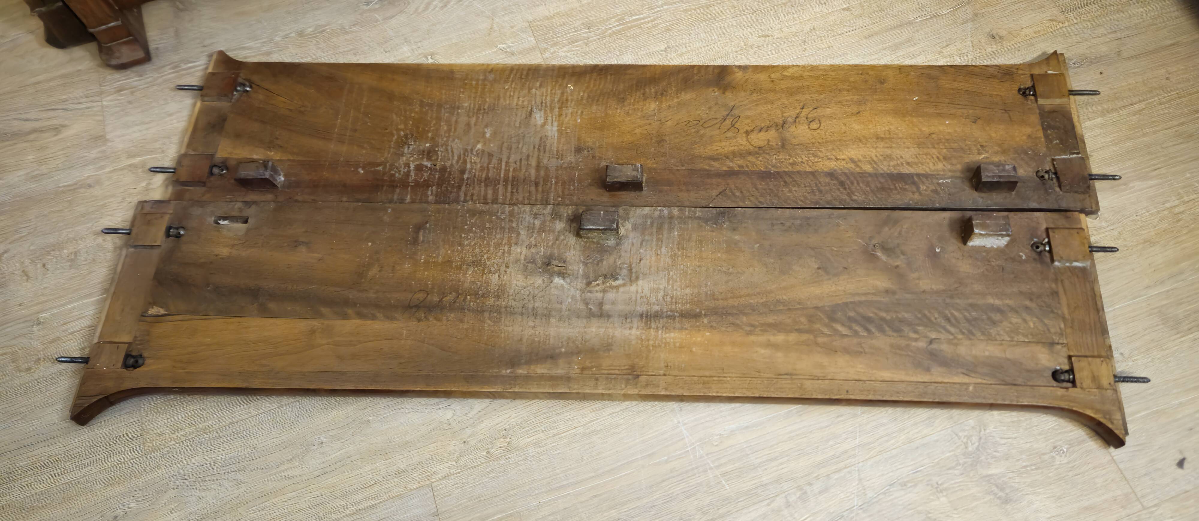 Light boat in walnut briar – Charles X period / Restoration / Louis Ph
