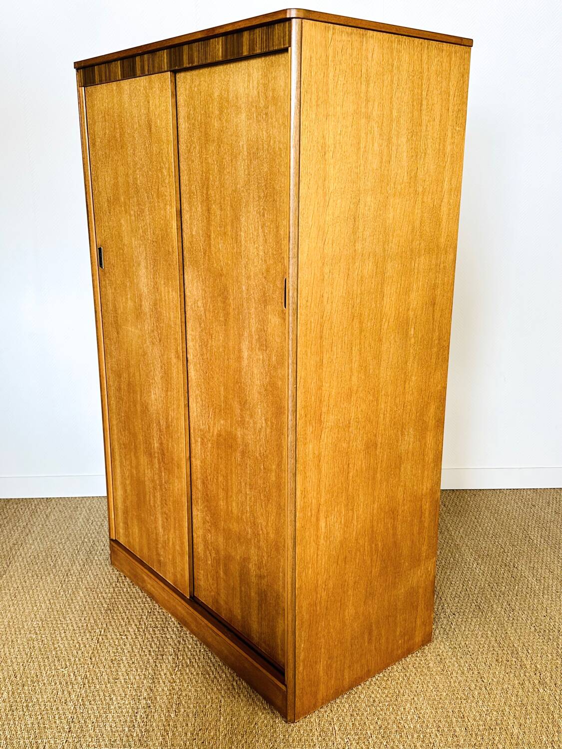 Vintage Austinsuite 1960s wardrobe