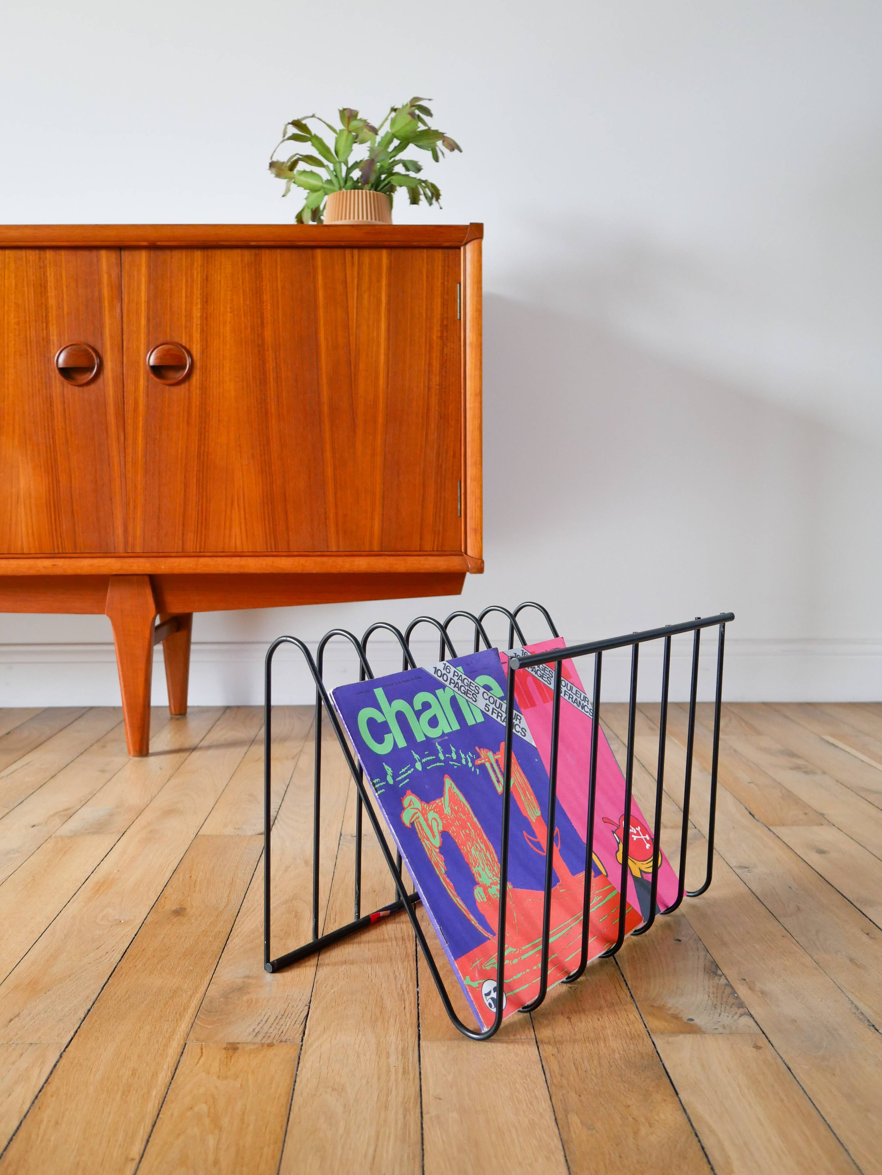 Black metal magazine rack Design attributed to François Arnal for Atelier A Made in France 1970