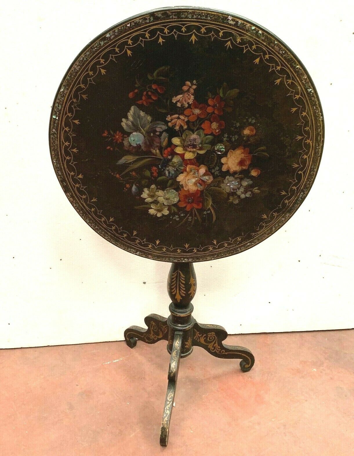 Healing tripode Napoleon III Inlaid with a floral decoration in 19th century mother-of-pearl