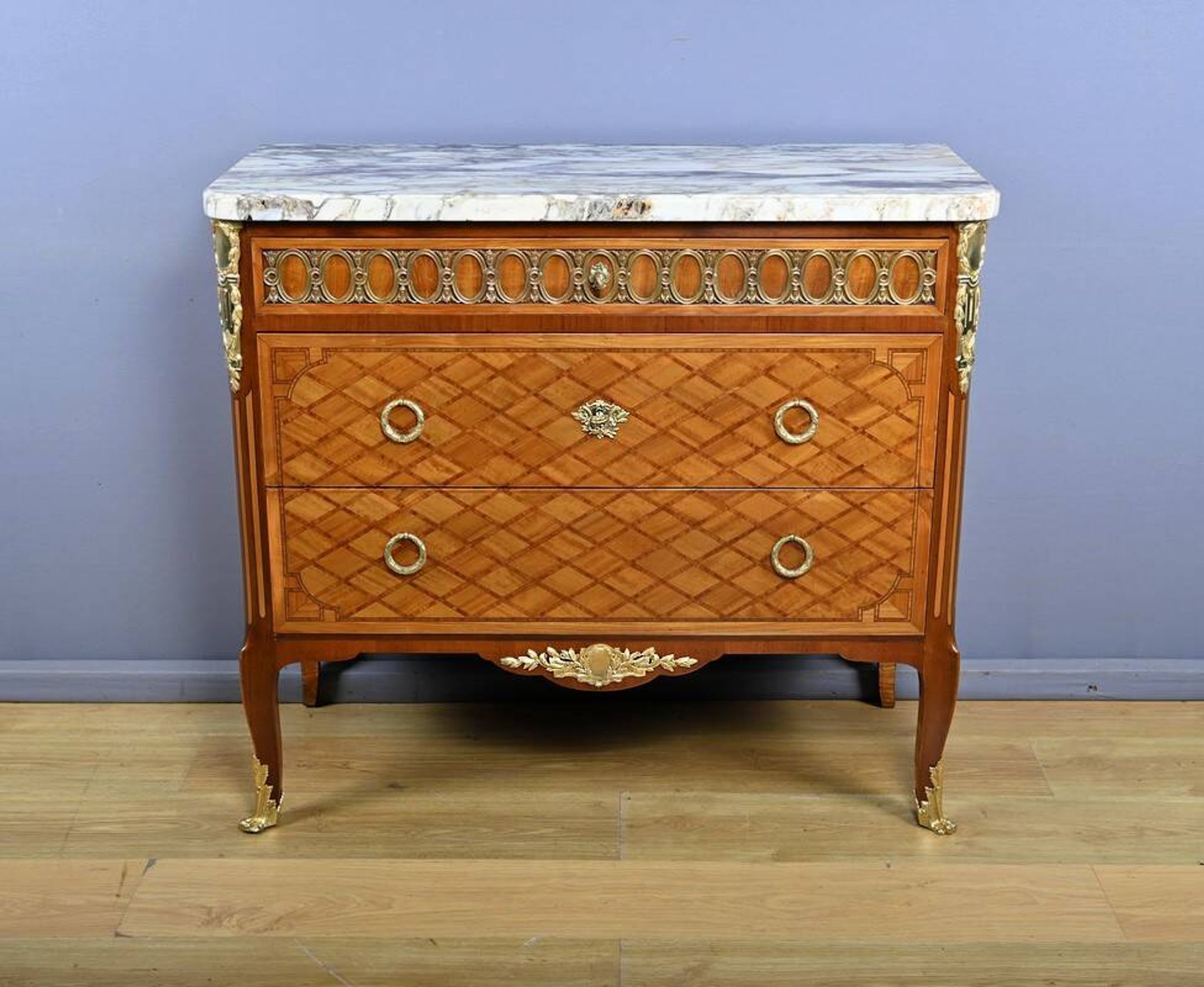 Commode Sauteuse en Marqueterie, style Transition Louis XV Louis XVI – Débu