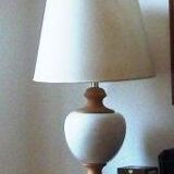 Ensemble assorti lampe sur pied et deux cache-pots faience blanche et terre cuite