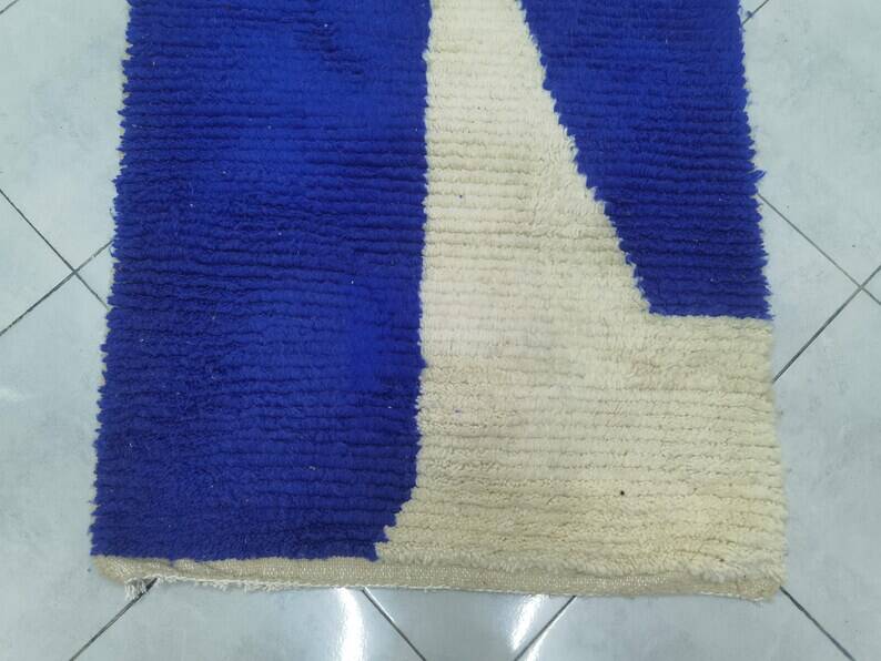 Handcrafted Moroccan rug decorated 250cm x 100cm