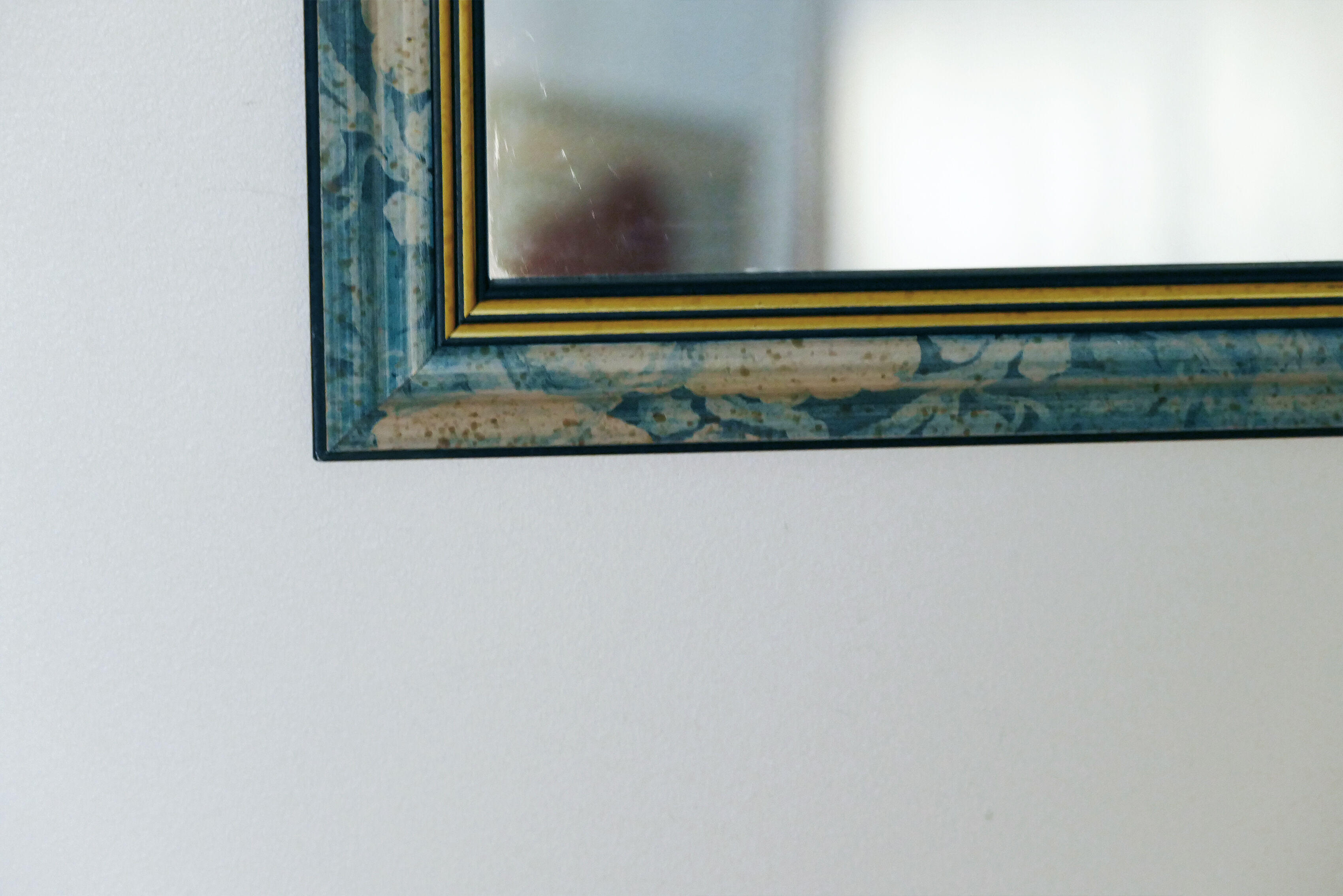 Miroir en bois avec motifs de fleur 31x36cm