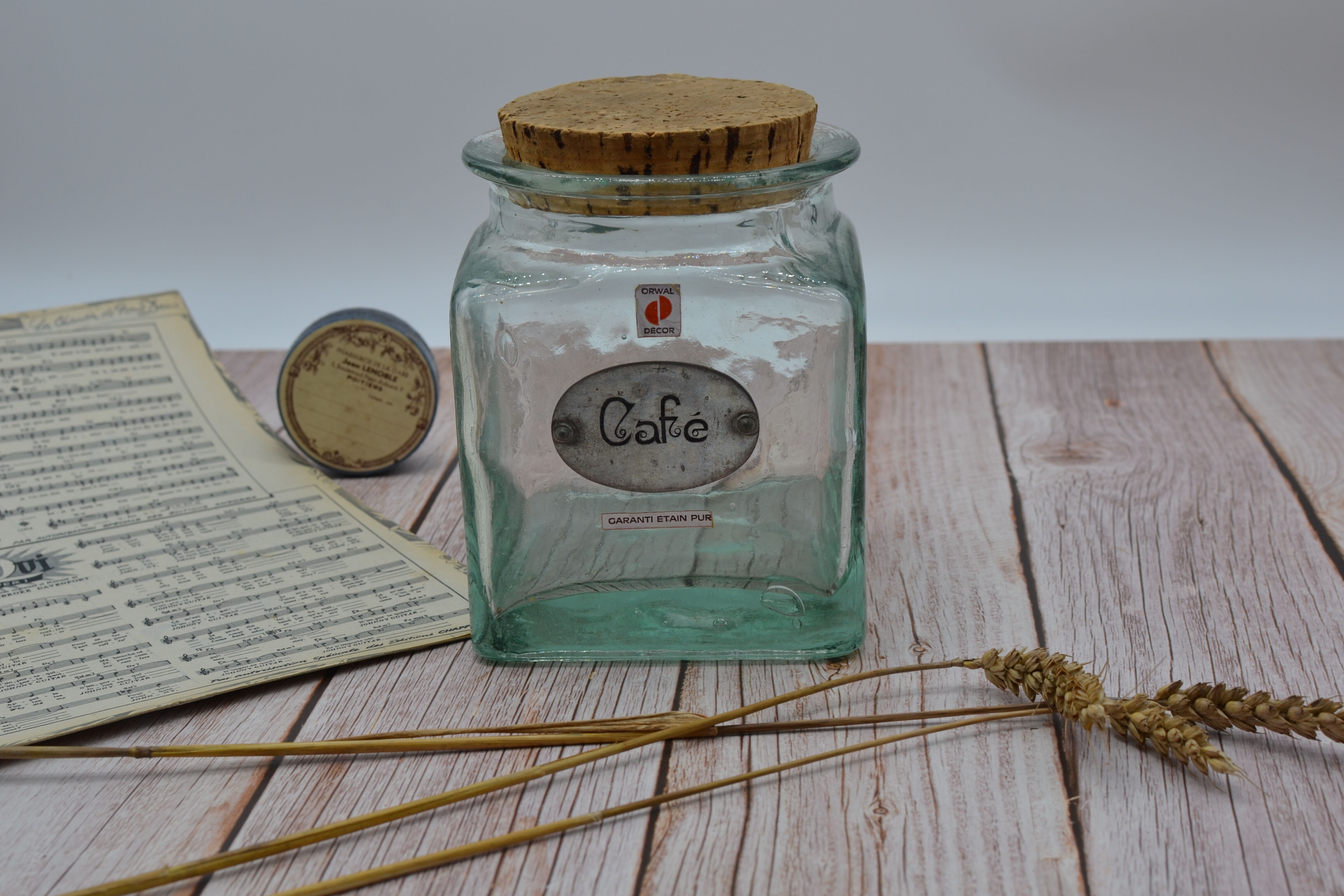Bocal à café vintage avec de l'étain pur