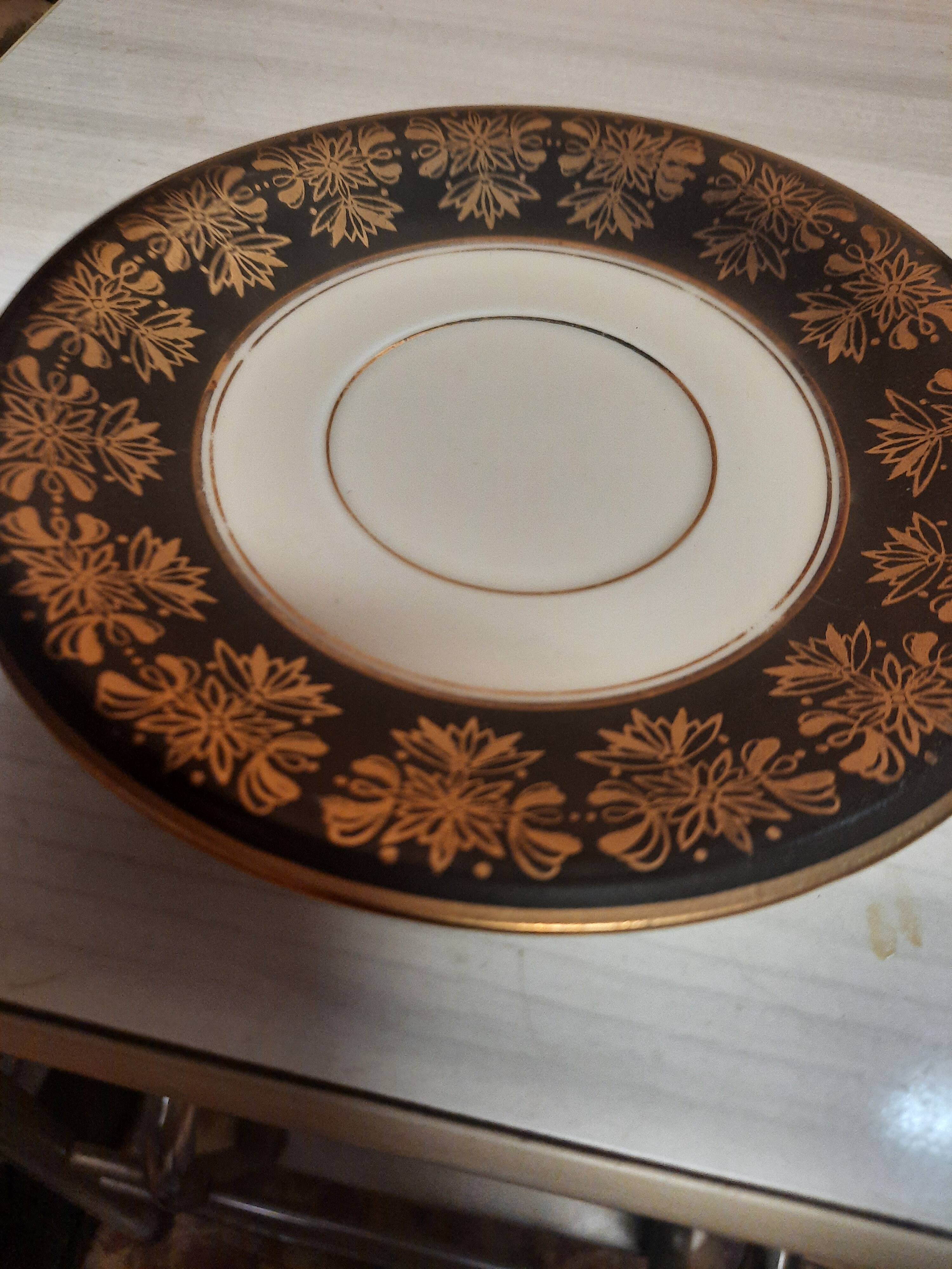 Tasse et assiette en porcelaine