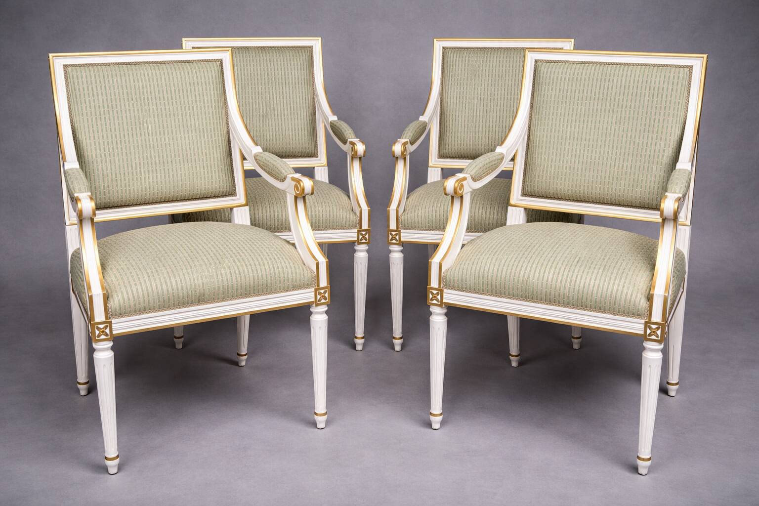 Ensemble de 4 fauteuils classiques Louis XVI en bois massif
