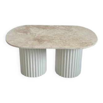 Table basse ovale en travertin et bois cannelé blanc