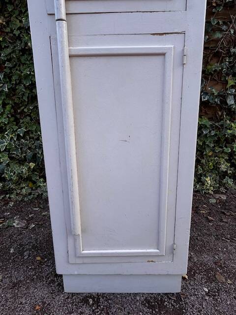 White 2-door bonnet cabinet