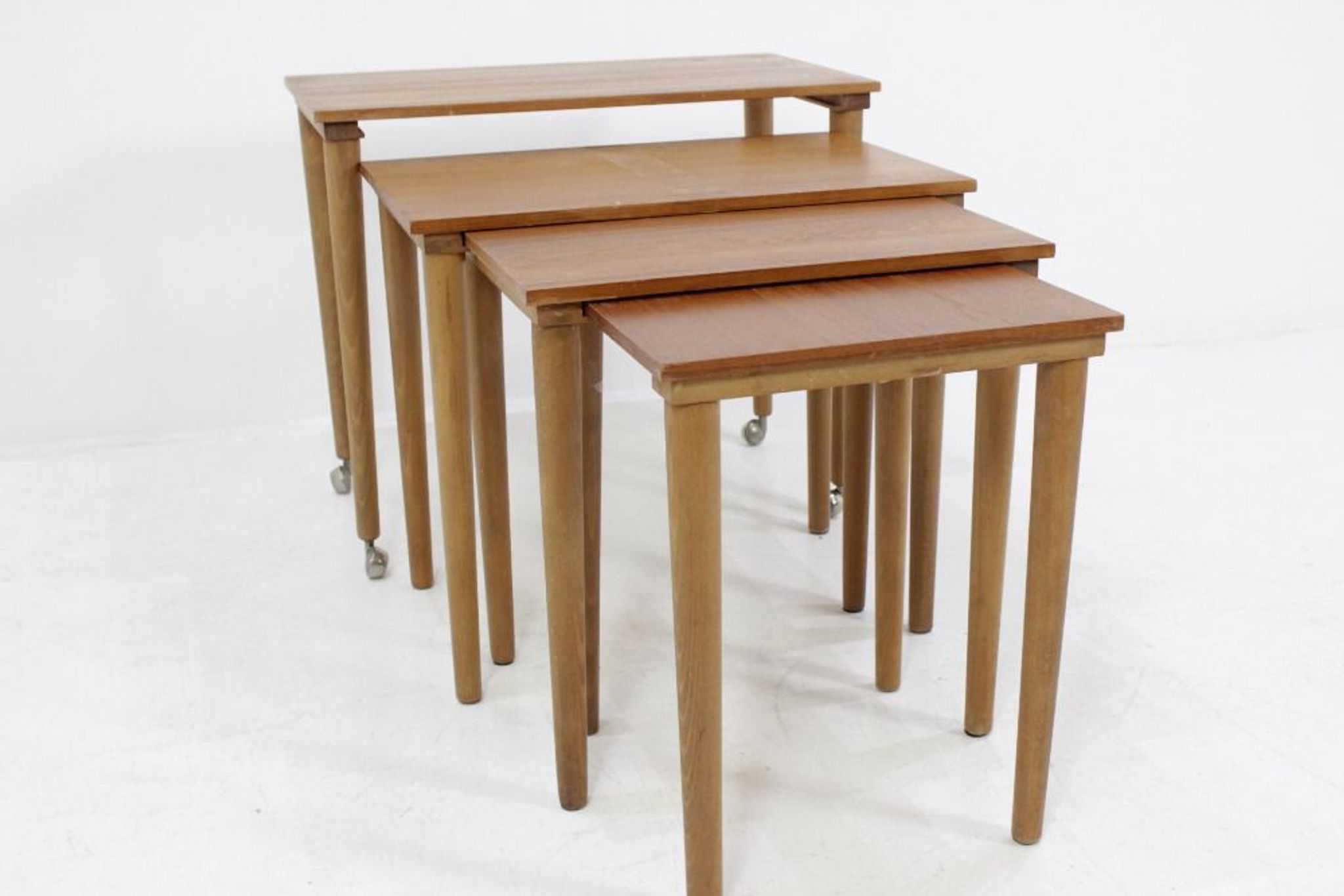 Tables gigognes mid-century en teck scandinavie