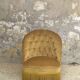 Paire de fauteuils crapaud vintage en velours jaune d’or