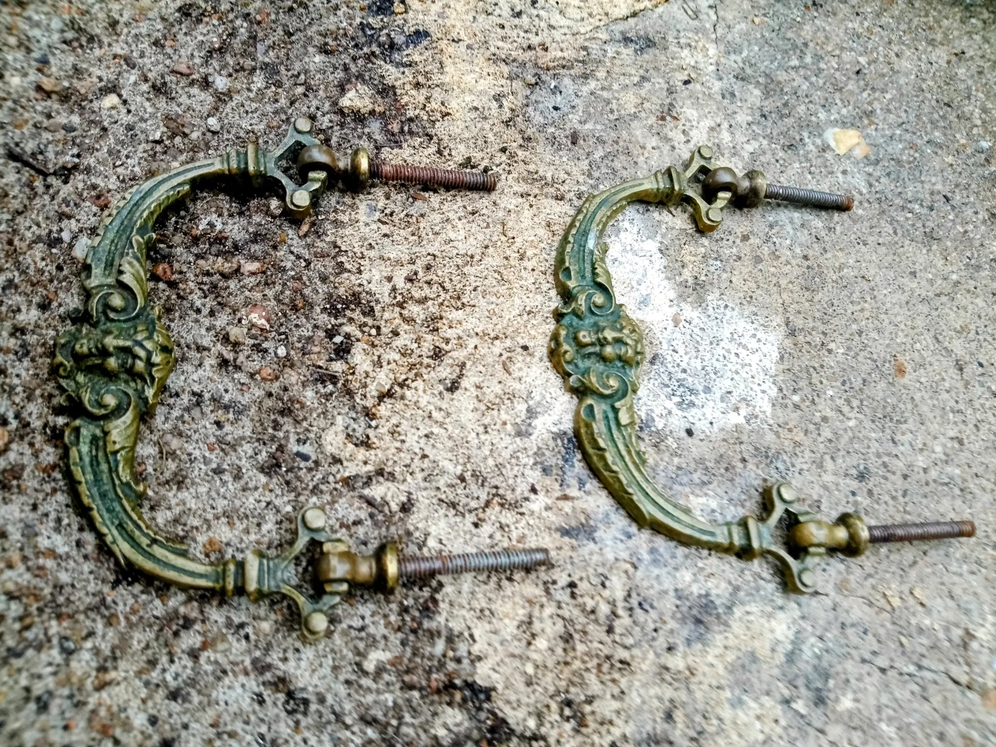 Paire de poignées de meuble en bronze mascaron XIXe siècle