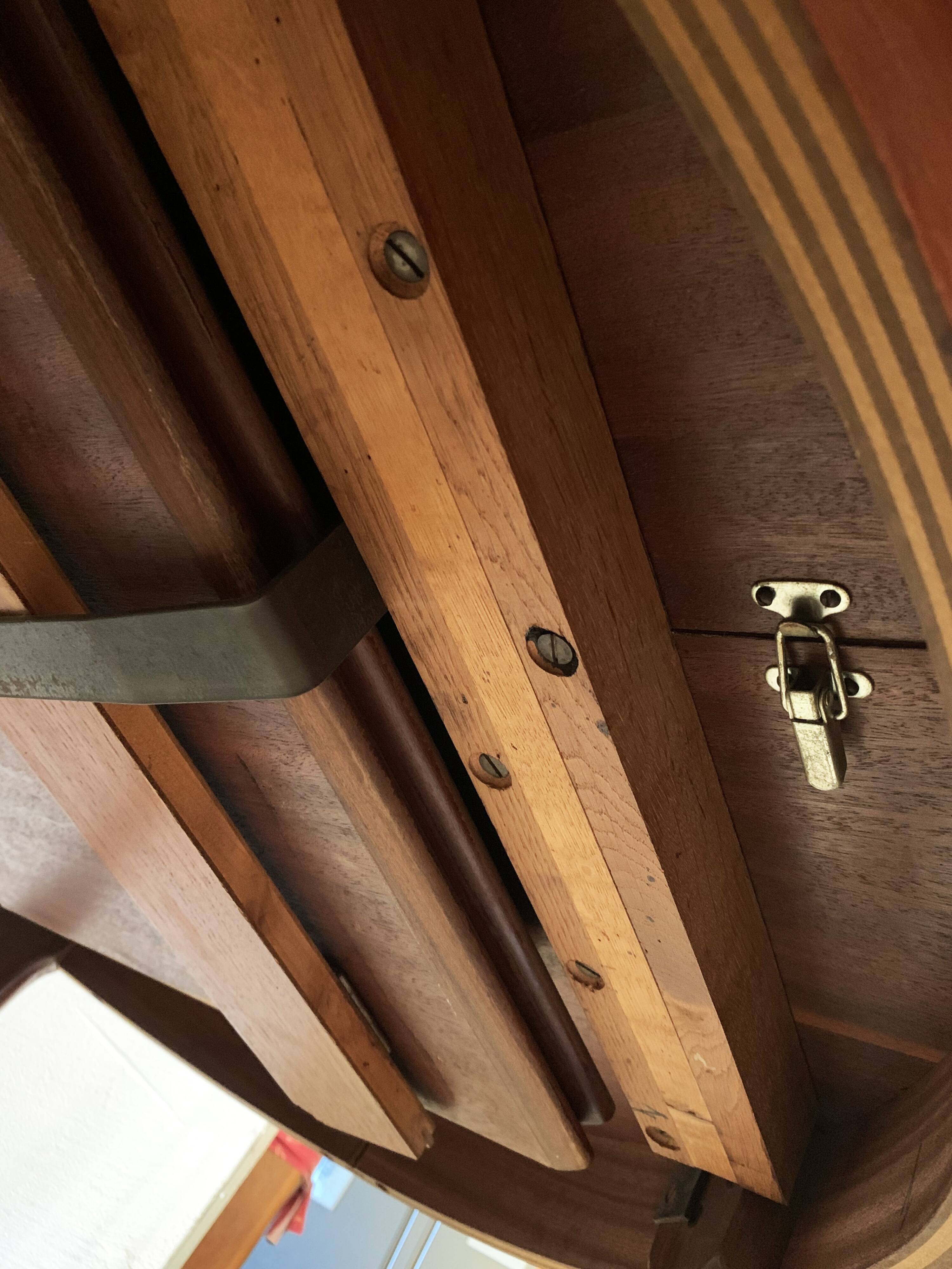 Round dining table with Scandinavian and Danish design in extendable teak from the 60s