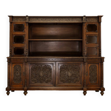Buffet vaisselier style Renaissance, entièrement réalisé en noyer et richement sculpté