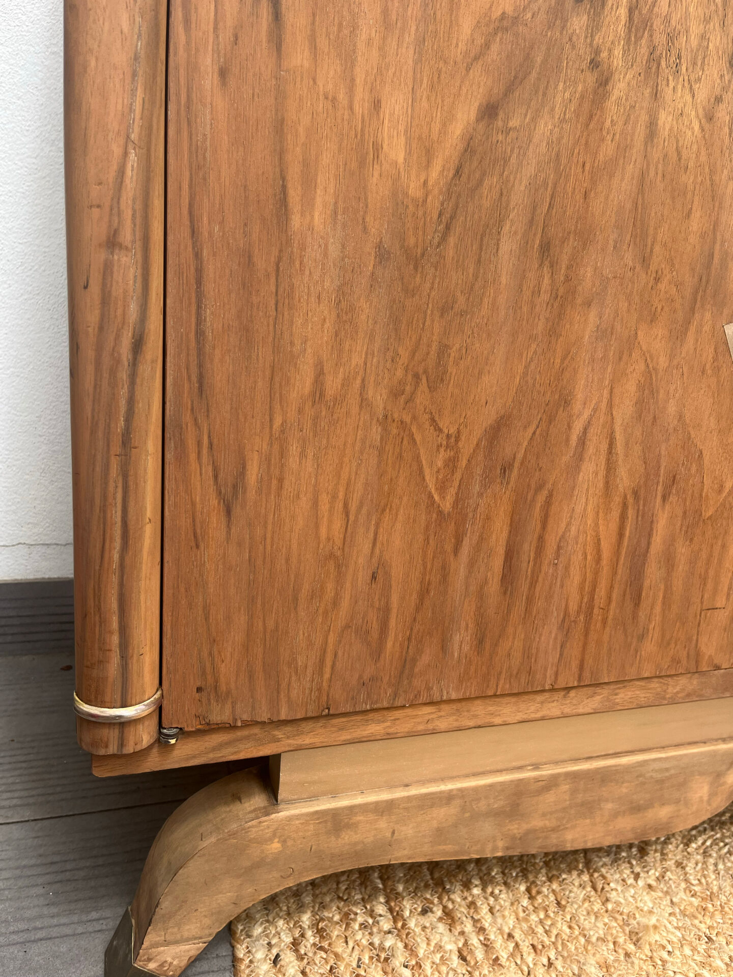 Ancien buffet bas Art déco pied moustache