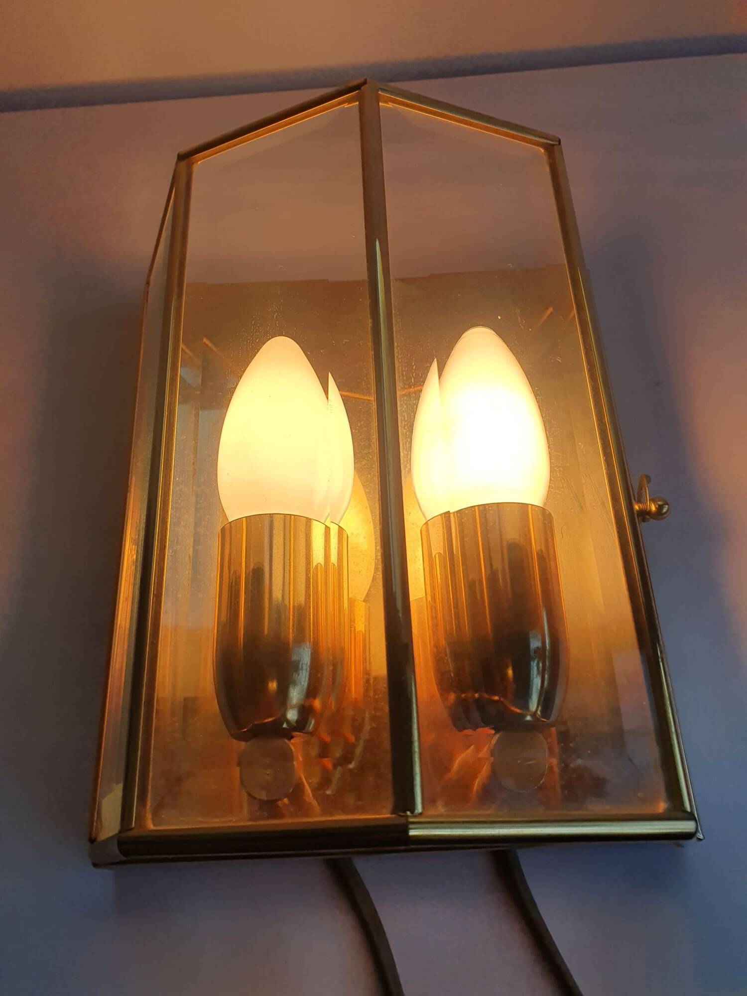 Pair of wall sconces in gold-plated brass with bevelled glass, Italian.