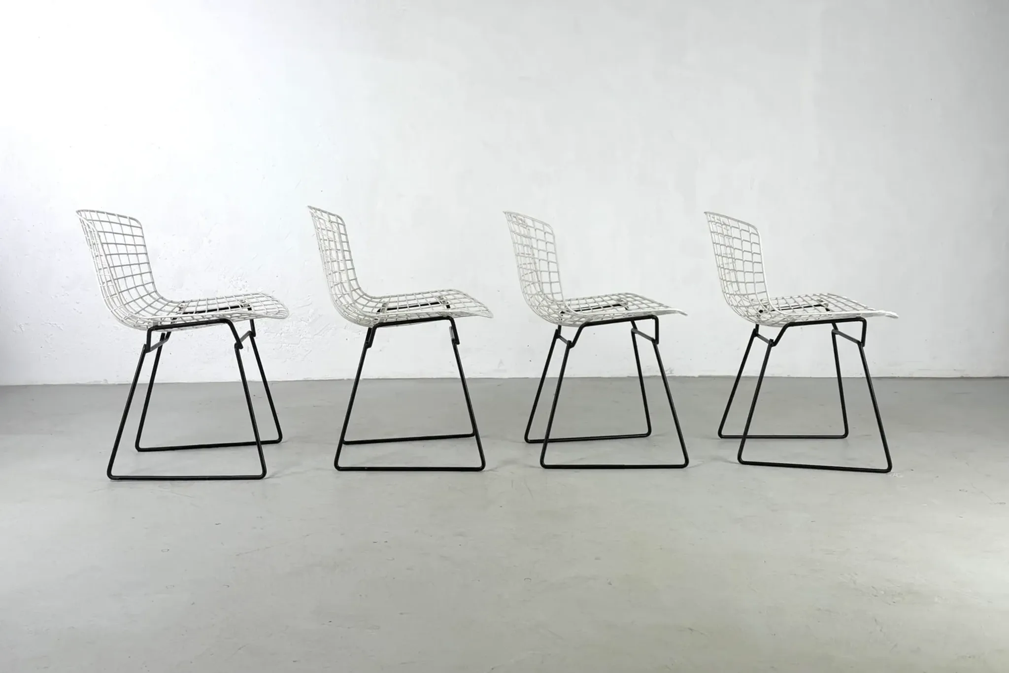 Set of 4 chairs model 420 by Harry Bertoia for Knoll – 1950s