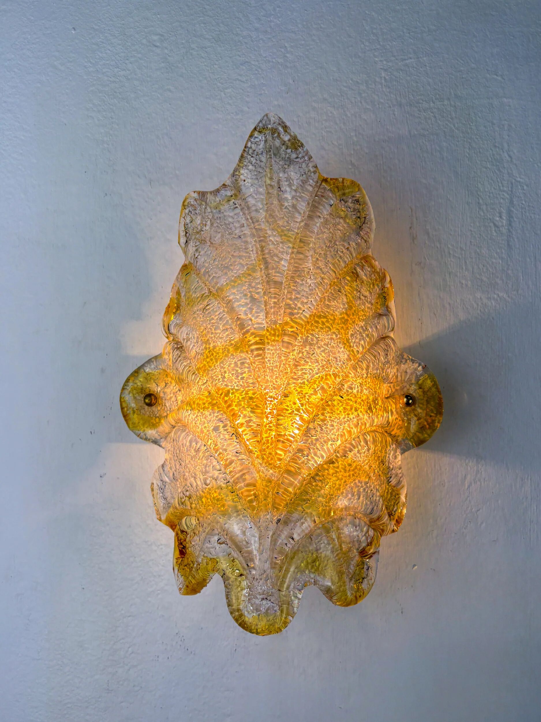 Applique en verre dépoli en forme de feuille orange Murano, verre texturé et détails dorés, Italie années 1970.