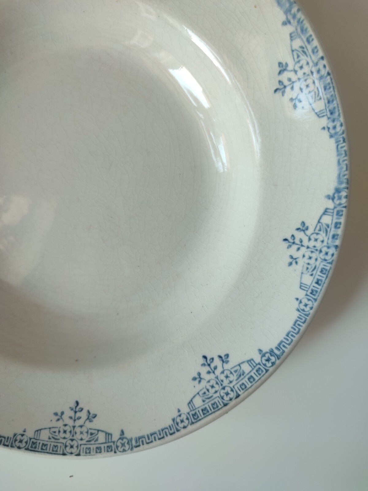 Hollow plates Earth of iron porcelain of Gien