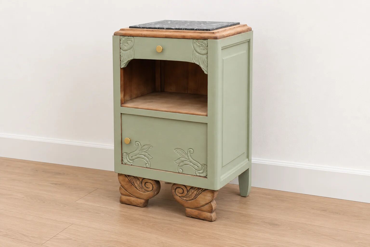 Renovated antique Art Deco bedside table – Lézard Green Pure & Paint, natural wood and marble top.