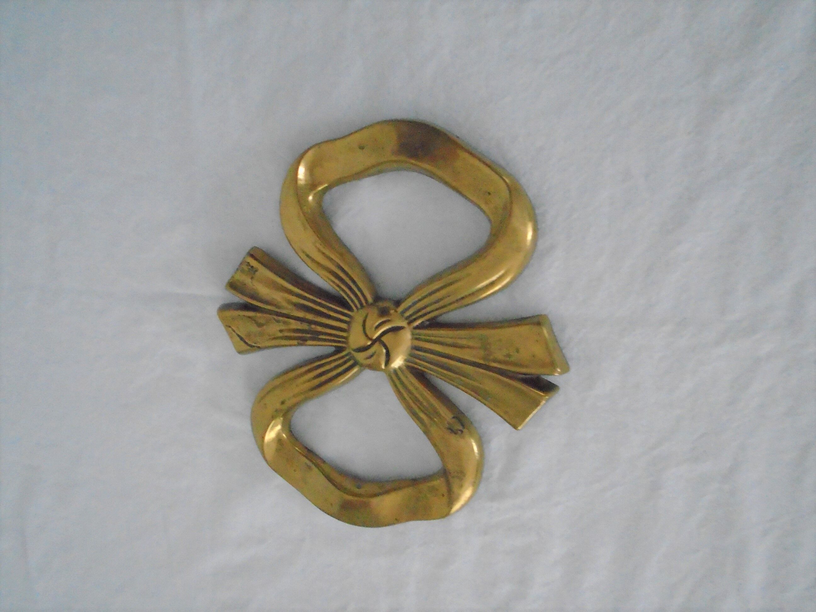 Brass knot table mat