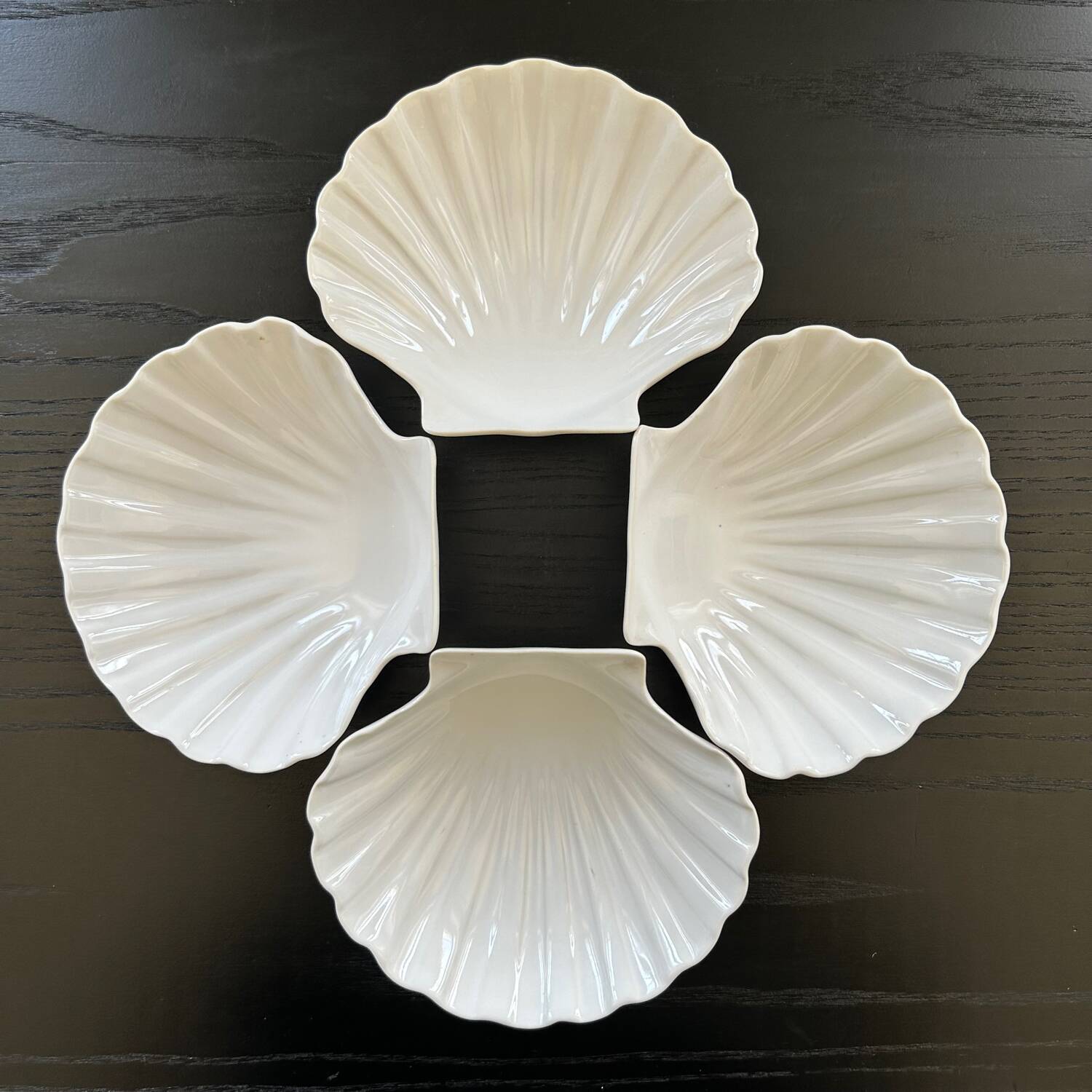 Set of 4 shell-shaped bowls