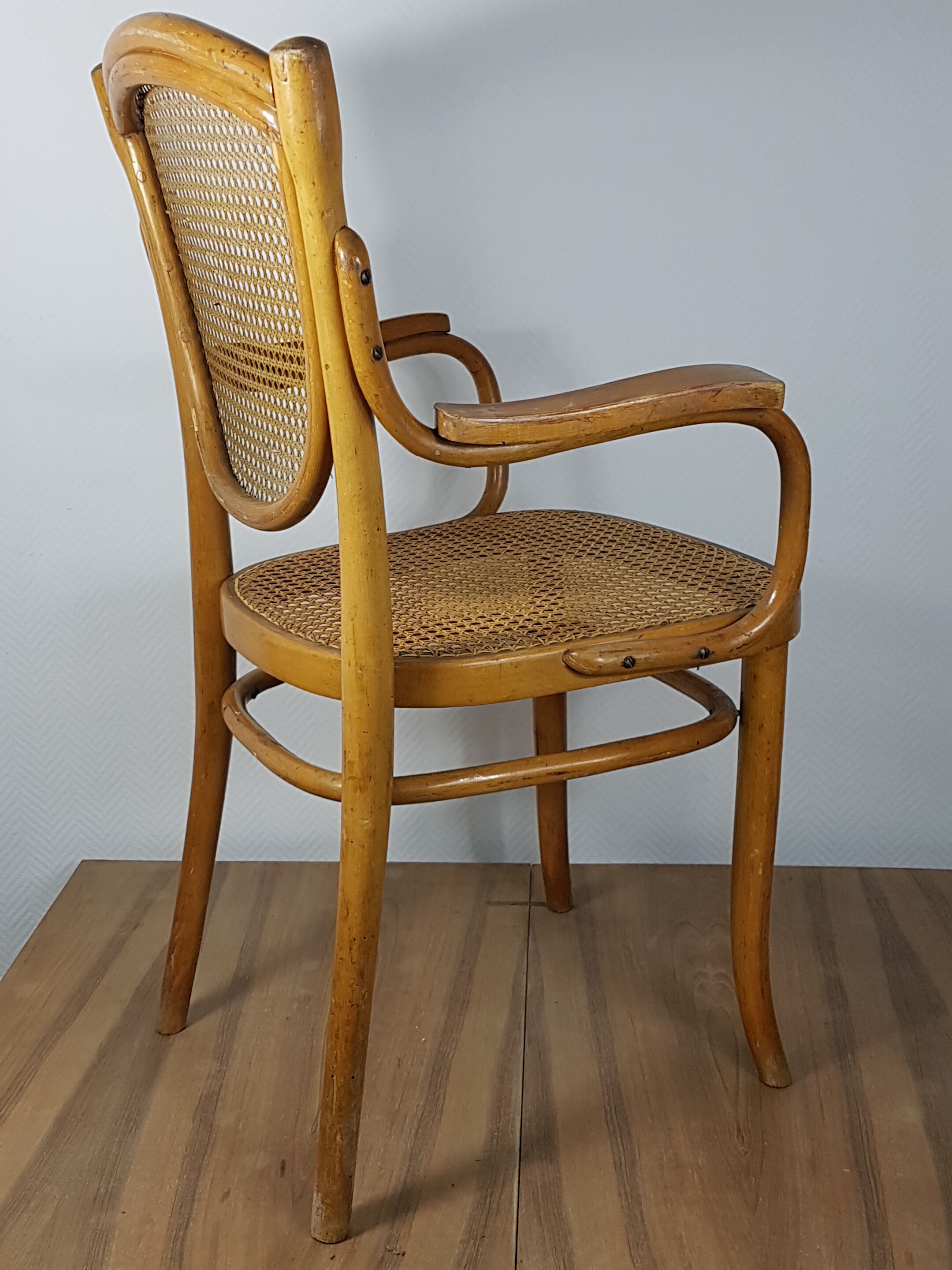 Fauteuil assise et dossier en cannage étiquette de Thonet ref sl02