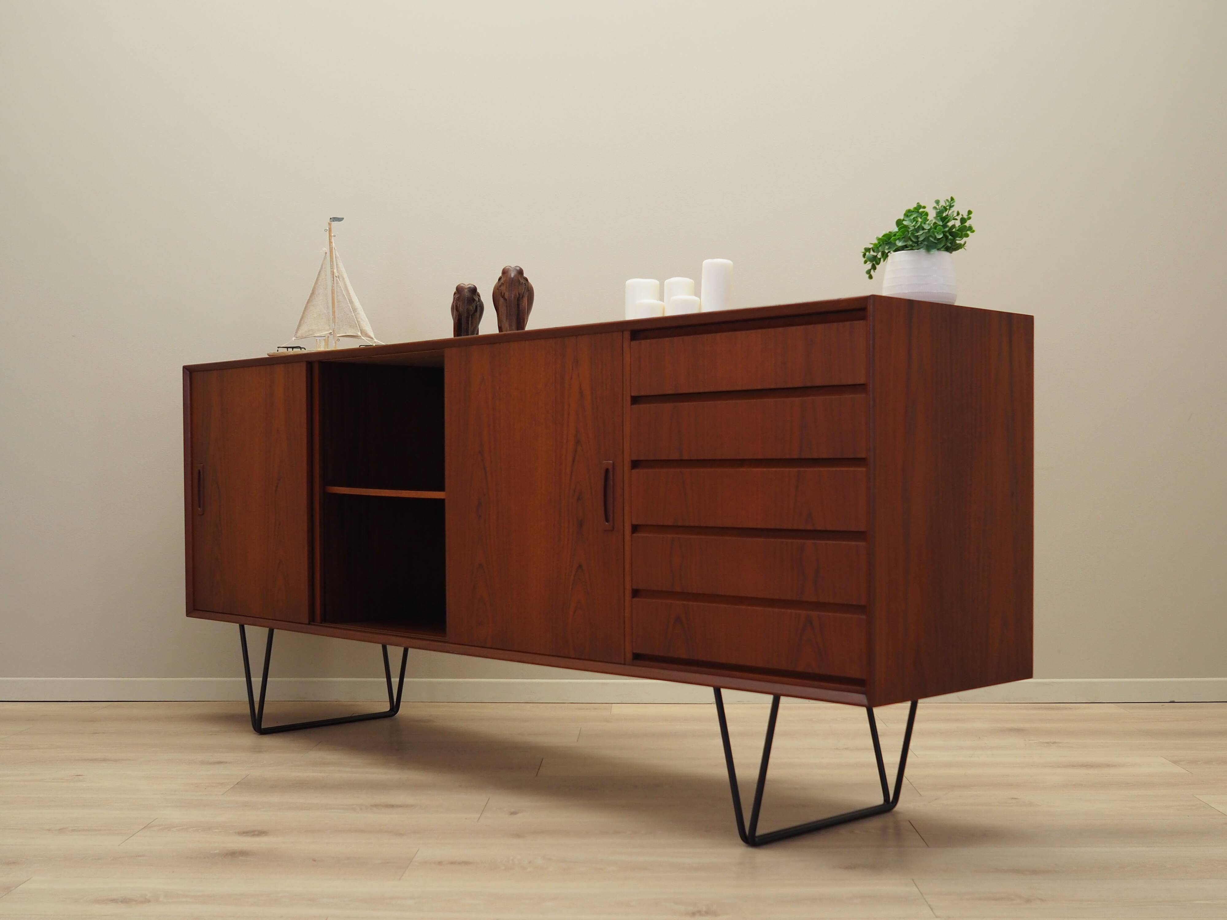 Buffet en teck, design danois, années 1970, production : Danemark