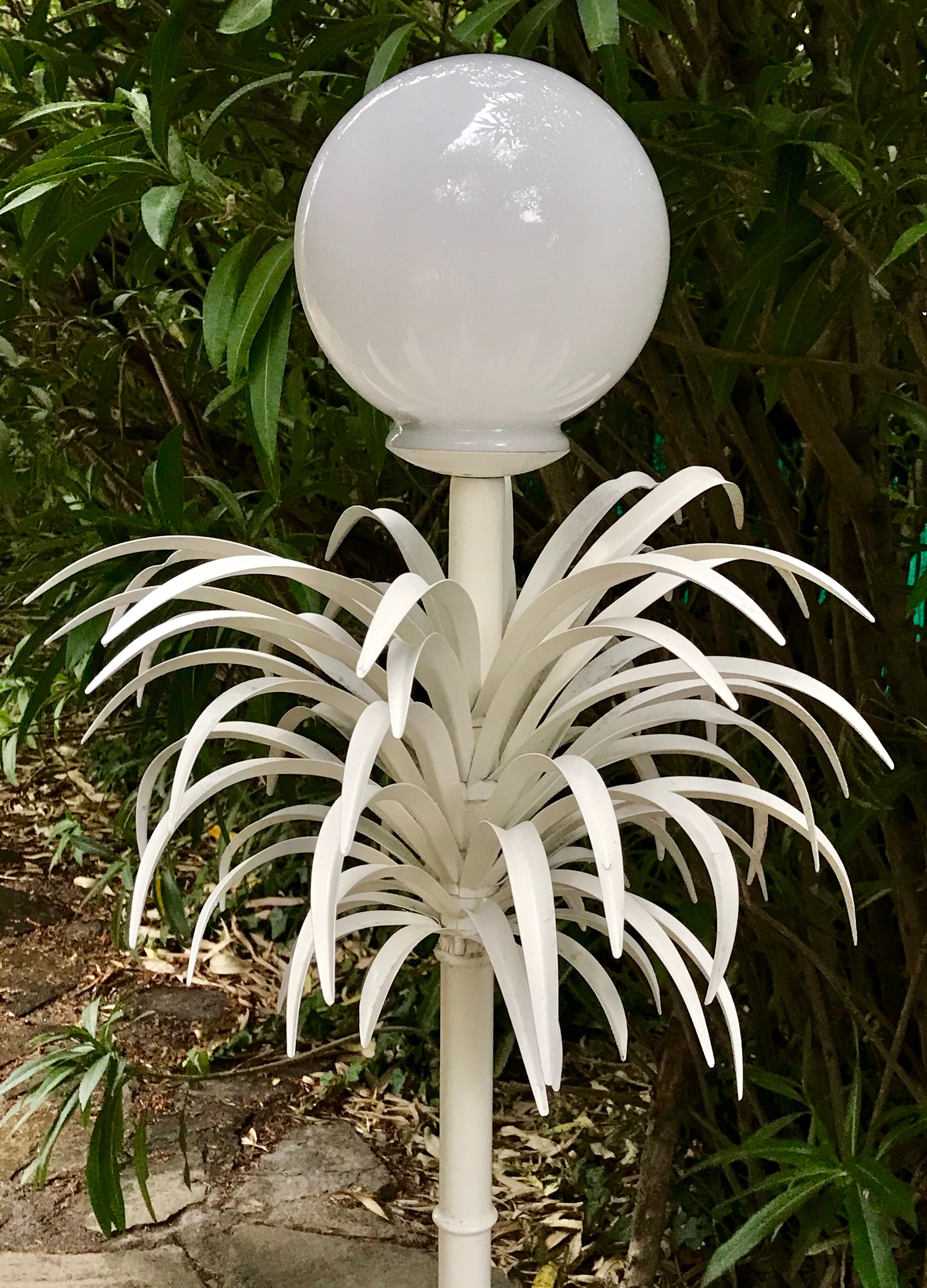 Palm lamppost by Sergio Terzani