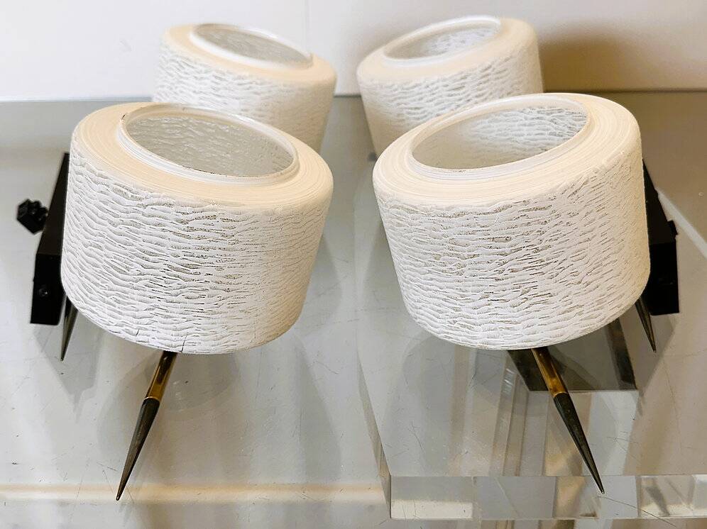 Paire d'appliques vintage années 60, appliques chic parisiennes en laiton et verre texturé