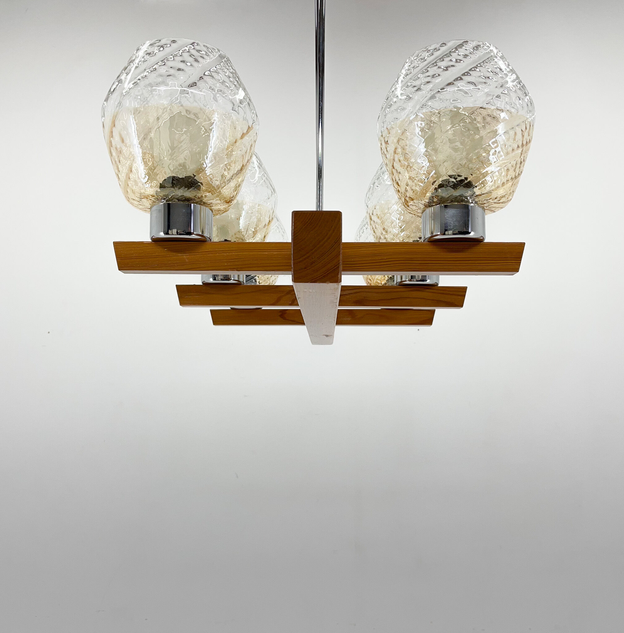 Lustre en bois, chrome et verre des années 1970 par Elektroinstala Decin, étiqueté