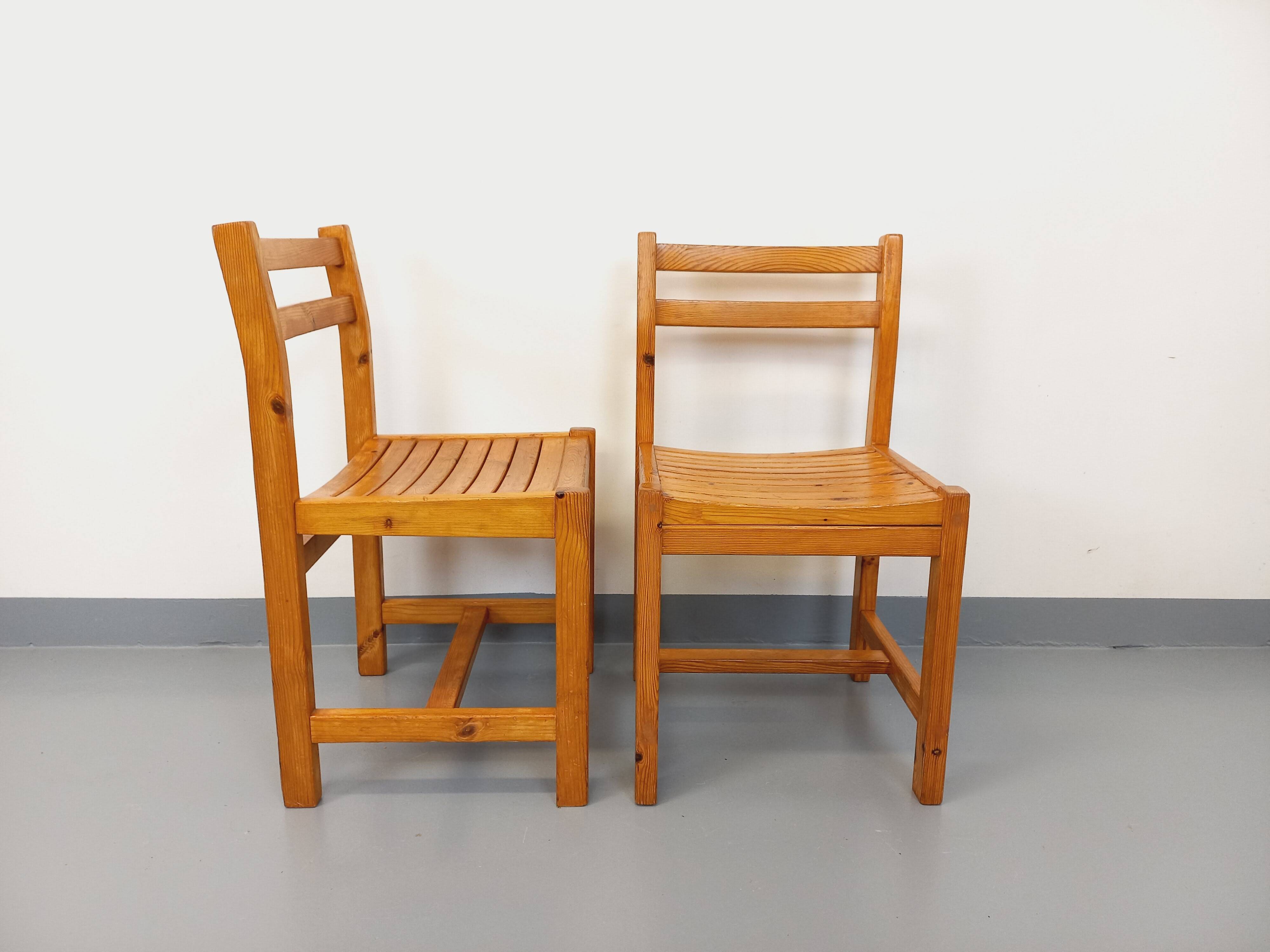 Pair of vintage pine chairs from the 70s