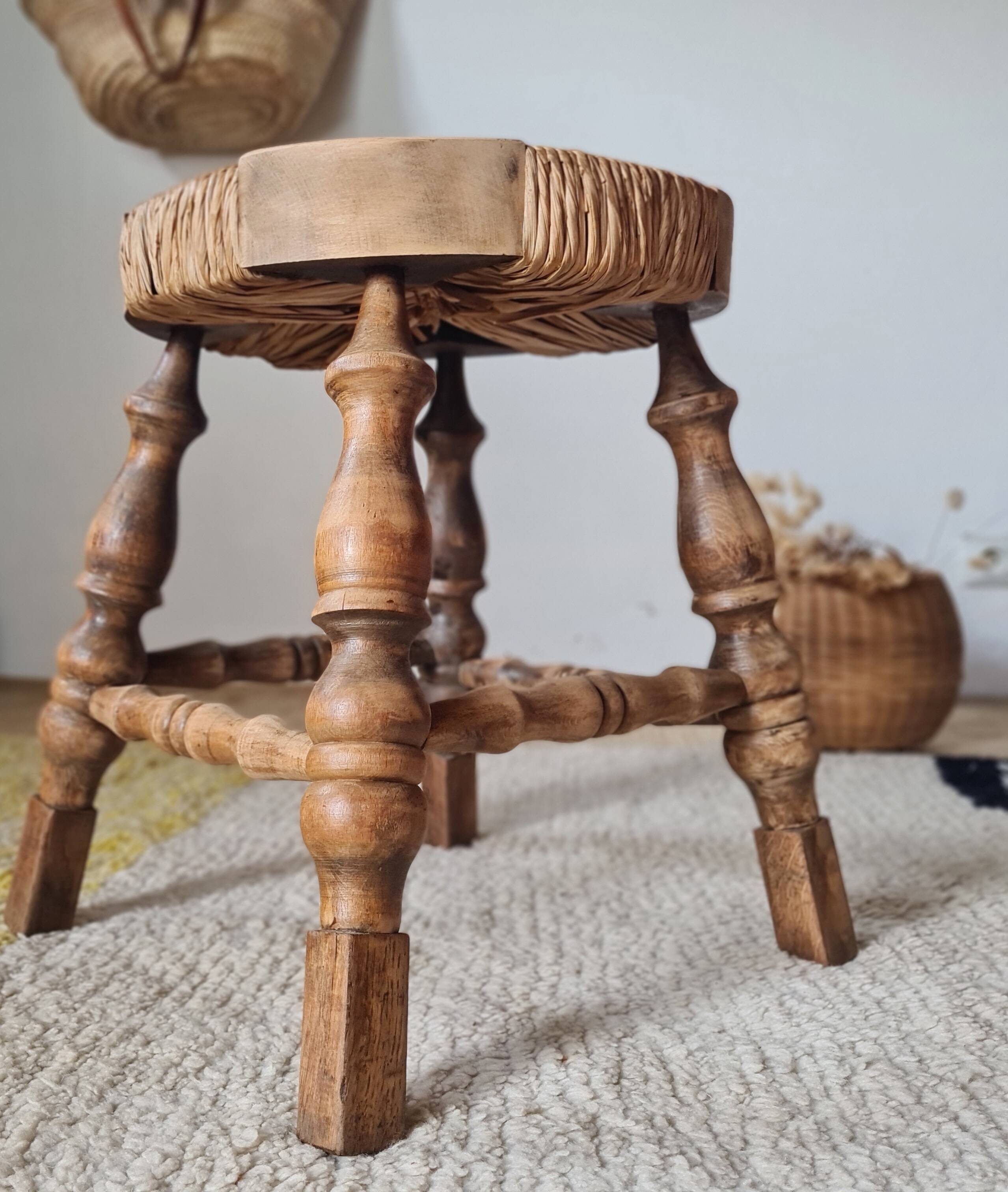Petit tabouret tripode de style "Bobbin" en bois tourné et paille