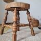 Petit tabouret tripode de style "Bobbin" en bois tourné et paille