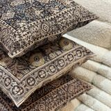 Coussin block print fleurs “jardin indien” - brun/bleu
